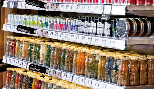 Ein INTERSPAR-Regal voller verschiedener Gewürzdosen