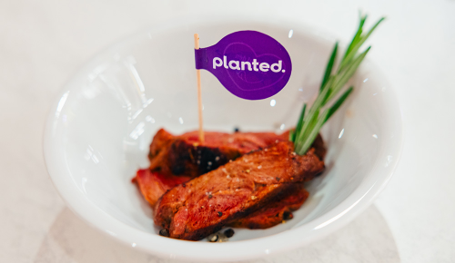 Veganes angebratenes Fleisch in einem weißen Schälchen