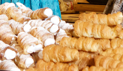 Viele Schaumrollen auf einem Verkaufstisch