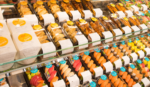 Eine gekühlte Vitrine voller frischer Sushi- und Maki-Packungen