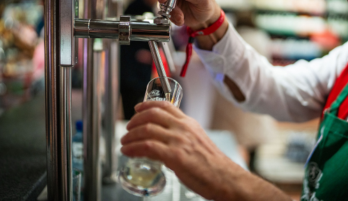 Ein Mann zapft gerade Bier in ein Bierglas