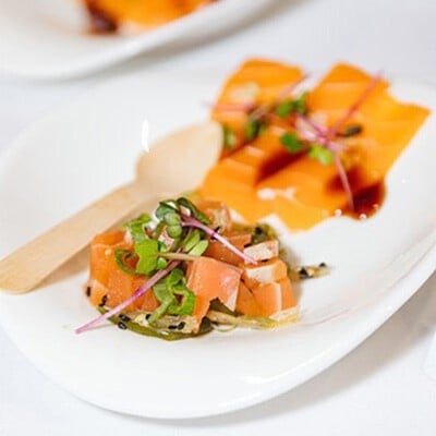 Ein kleines gericht aus veganem Lachs und Kräutern auf einem Teller