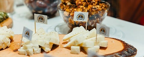 Verschiedene Käse aufgeschnitten auf einem Holzbrettchen 