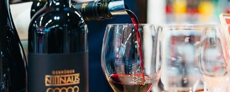 Rotwein der Marke "Nittaus" wird in Weingläser eingeschenkt