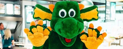 INGO-Maskottchen winkt in die Kamera