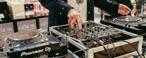 Eine Person bedient ein Mischpult in einem INTERSPAR-Markt