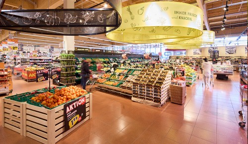 Die Obst- und Gemüseabteilung eines INTERSPAR Hypermarktes