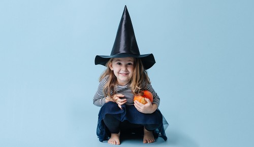 Ein als Hexe kostümiertes Mädchen