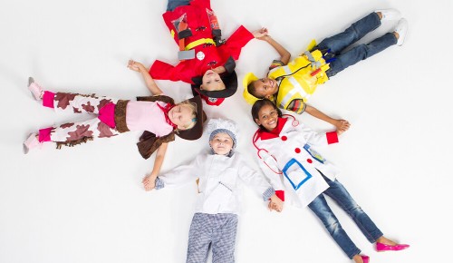 Fünf für eine Faschingsparty verkleidete Kinder