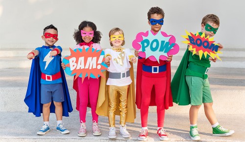 Fünf als Superhelden kostümierte Kinder