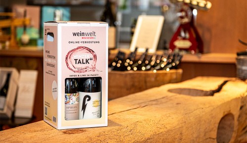 INTERSPAR Weinwelt Winzertalk Tastingbox auf einer hölzernen Bar