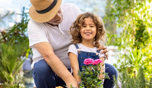 Ein Mann und ein Kind gemeinsam im Garten