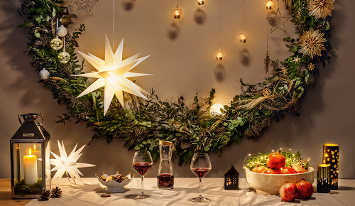 Ein Adventkranzals Wanddekoration mit LED-Leichten 