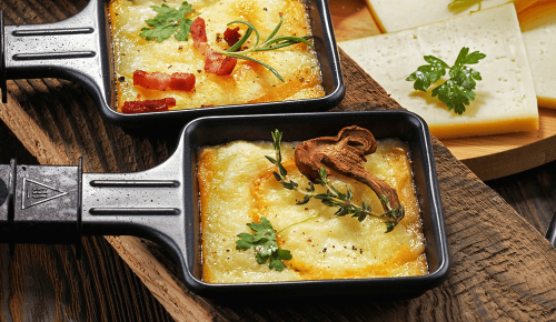 Eine Raclette-Pfanne mit geschmolzenem Käse