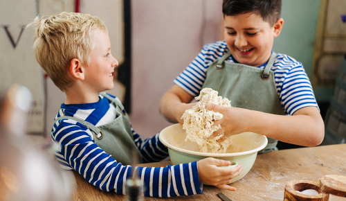 SPAR Mahlzeit Pizza-Grundteig - Kinder beim Backen
