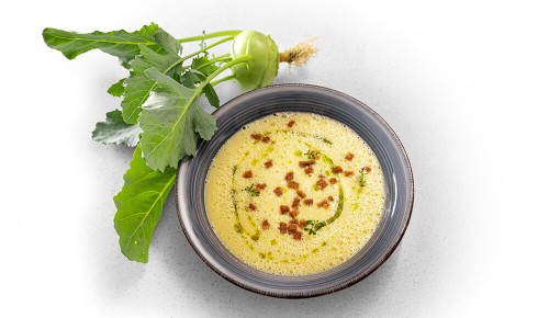 Eine Kohlrabicremesuppe in einem Suppenteller