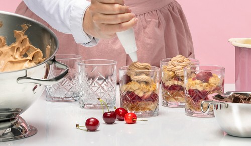 Ein Lebkuchen-Kirsch-Dessert in einem Glas von Lisa Krispel