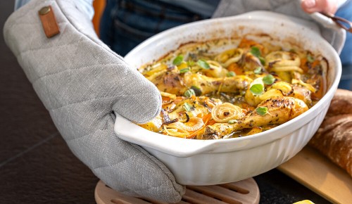 Eine Auflaufform mit einem frisch gebratenen mediterranen Hühnchen