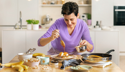 Tici Kaspar beim Kochen in einer Küche