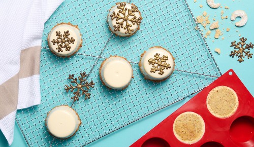 Törtchen aus Vanillekipferl, Mandarine und weißer Schokolade mit weihnachtlicher Verzierung von Lisa Krispel 