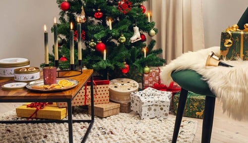 Geschenke unter einem festlich geschmückten Christbaum