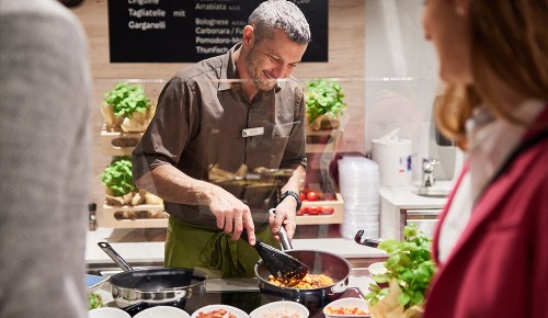 Ein INTERSPAR Gastronomie-Mitarbeiter beim Kochen in der offenen Küche