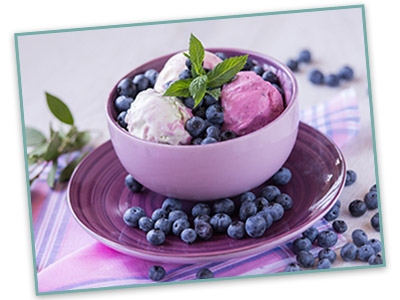 Joghurt Eis mit Blaubeer Swirl