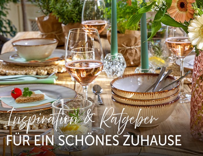 Bild eines bunt gedeckten Tisches mit dem Text darauf: Inspiration & Ratgeber für ein schönes Zuhause 
