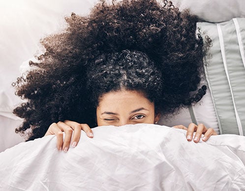 Frau schläft im Bett