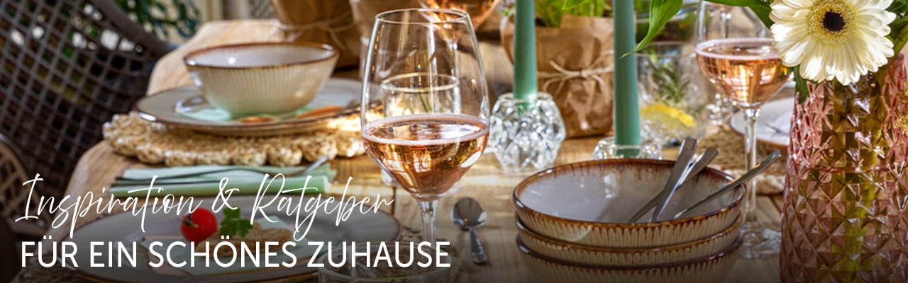 Bild eines bunt gedeckten Tisches mit dem Text darauf: Inspiration & Ratgeber für ein schönes Zuhause