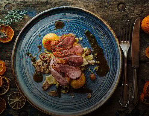 Rezept: Entenbrüstchen mit cremigen Spitzkohl und Grießknöderl