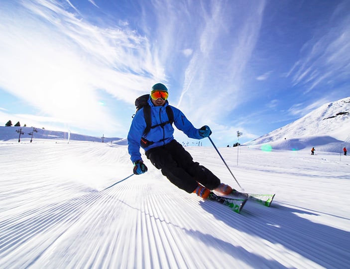 Ein Mann fährt Ski