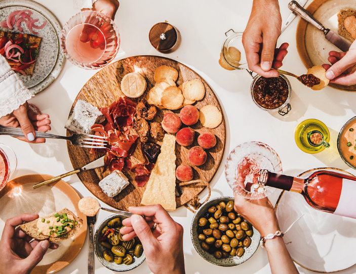Roséwein und Essen
