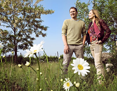 Die Winzer des Weinguts Juris auf einer Blumenwiese