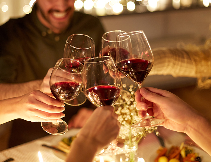 Personen trinken Wein