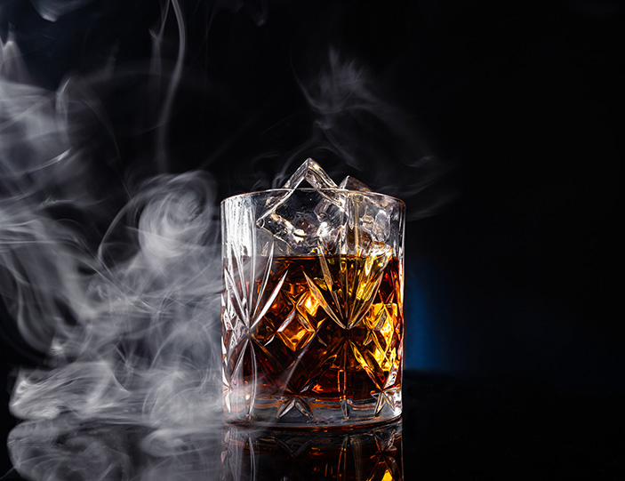 Rum im Glas mit Rauch.jpg