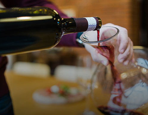 Wein dekantieren und kühlen