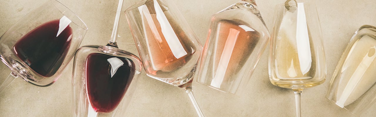 Liegende Weingläser etwas gefüllt mit Rotwein, Rosé und Weißwein