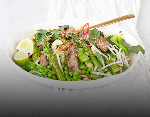 Wok-Pfanne mit grünem Spargel und Rindsfiletstreifen