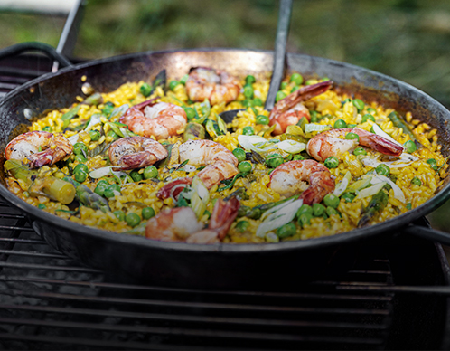 Paella mit Garnelen, Erbsen und grünem Spargel