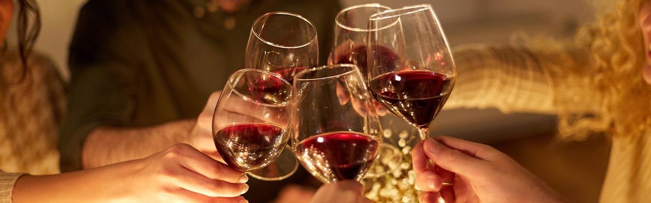 Personen trinken Wein