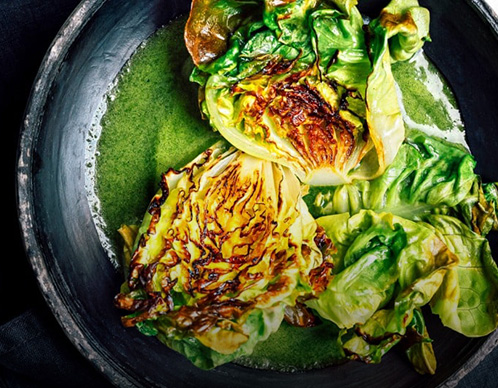 Gegrillte Salatherzen mit grüner Gazpacho