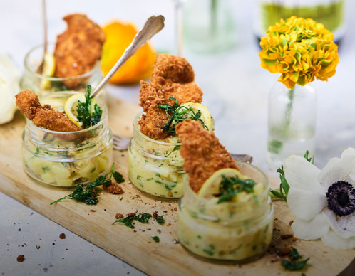 Knuspriges Handschnitzel mit cremigem Kartoffel-Artischocken-Salat