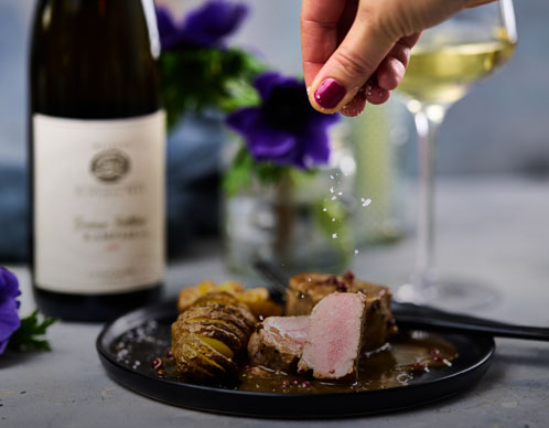Schweinsmedaillons in Pilzrahmsauce und Hasselback-Kartoffeln