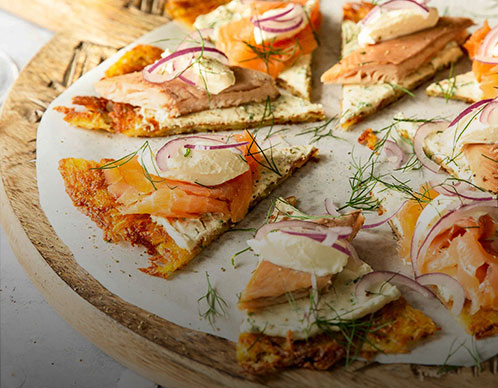 Knusprige Erdäpfelrösti mit Kräutercreme und Rauchfisch