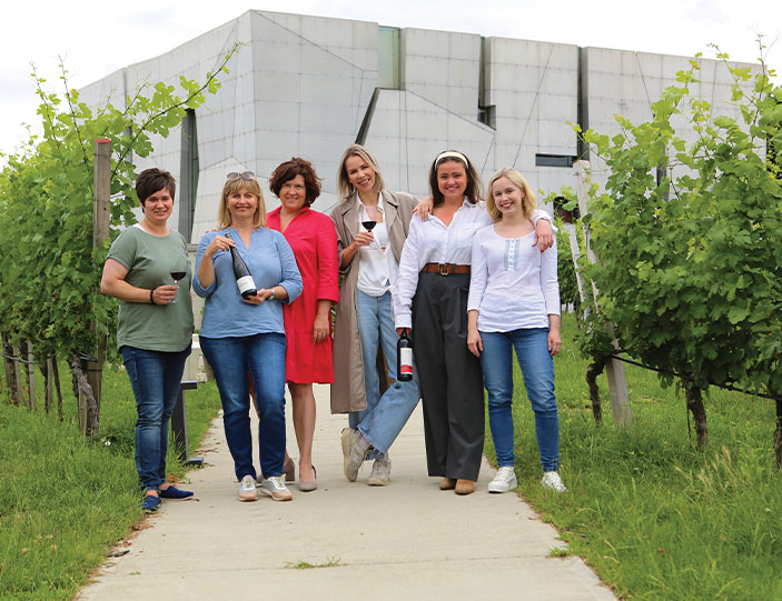 Titelbild_Winzerinnen_703x541.jpg