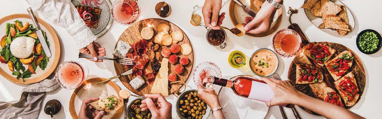 Roséwein und Essen