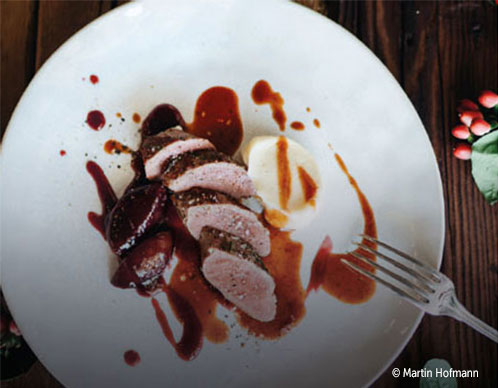 Rehrückenfilet mit Selleriecreme und Essigzwetschken & Rotwein-Cuvée