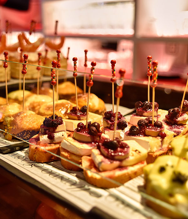 Tapas – kleine Appetithäppchen – werden in Tapas-Bars gerne zu Wein gereicht