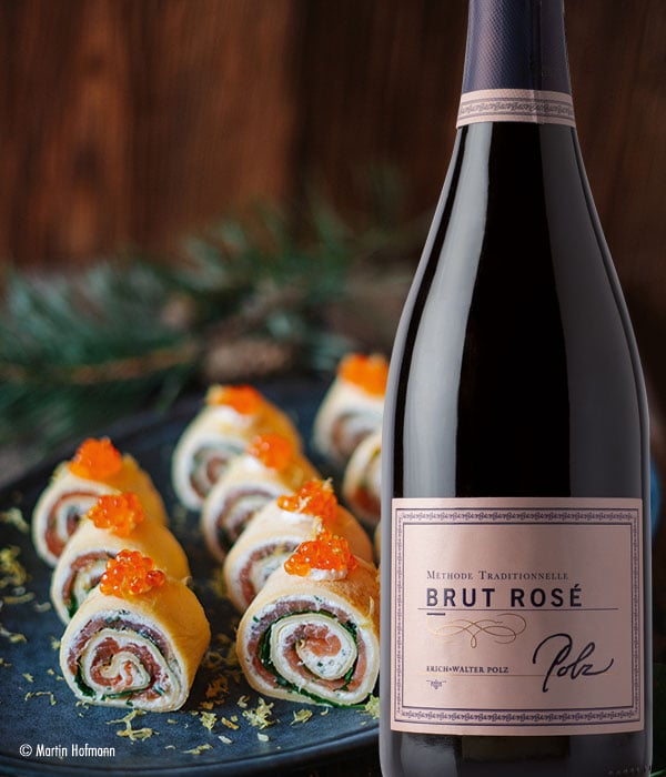 Lachsröllchen mit Frischkäse und Rucola zu Polz Brut Rosé